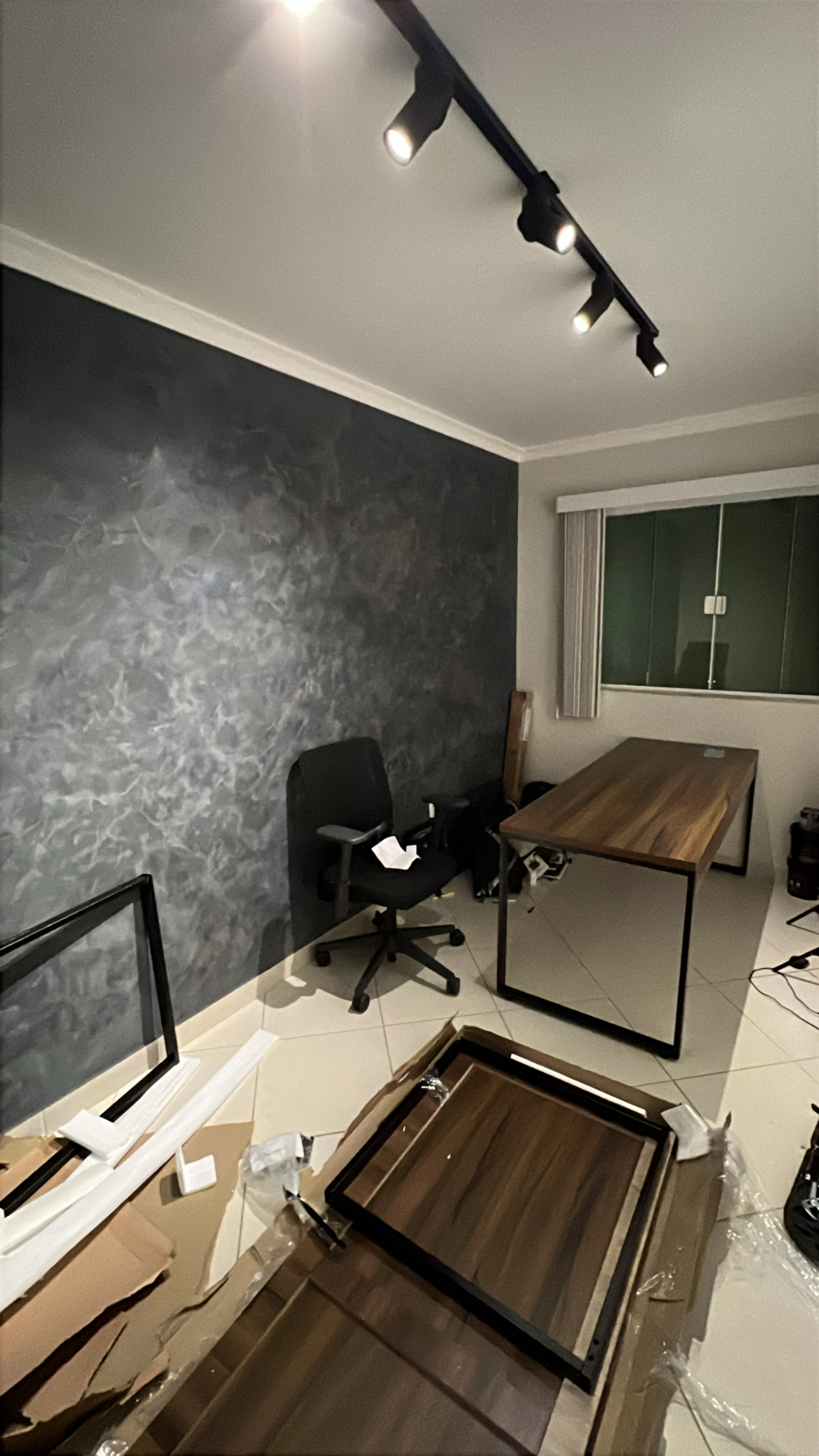 Primeiro espaço do escritório montado em um quarto de apartamento